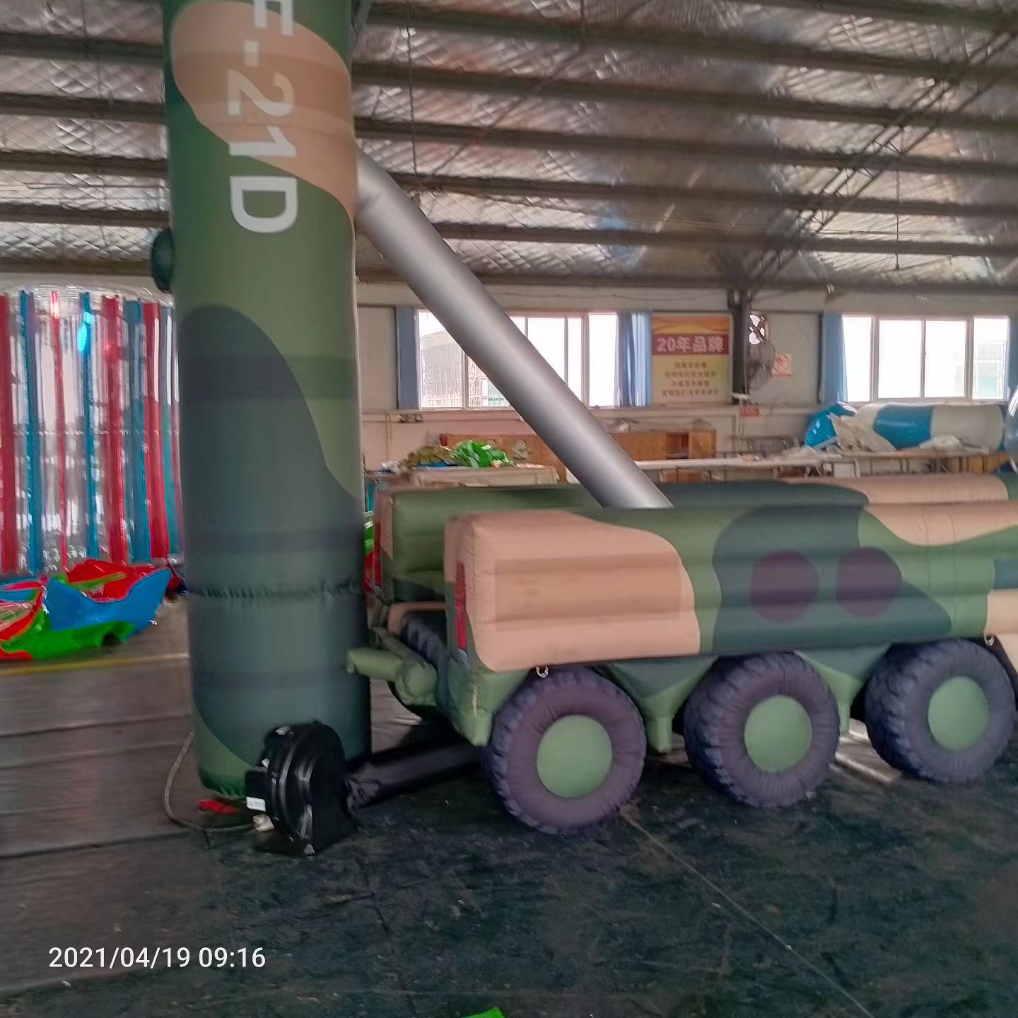 明溪军事演习中的充气目标车辆：模拟发射车雷达车坦克飞机